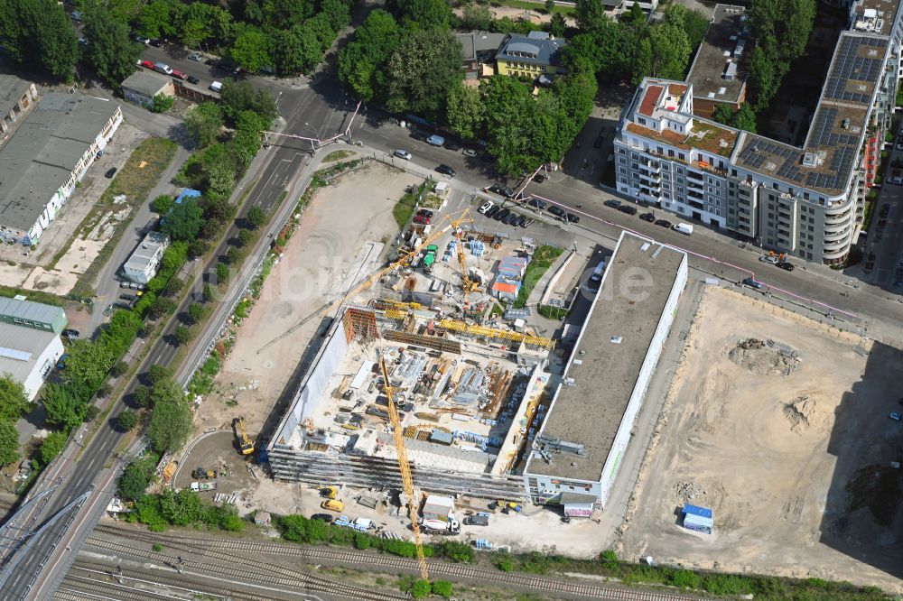 Luftaufnahme Berlin - Baustelle zum Neubau eines Supermarkts REWE in Berlin, Deutschland