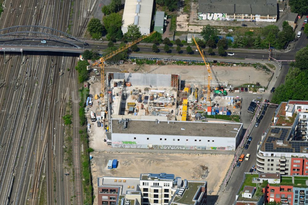 Luftbild Berlin - Baustelle zum Neubau eines Supermarkts REWE in Berlin, Deutschland