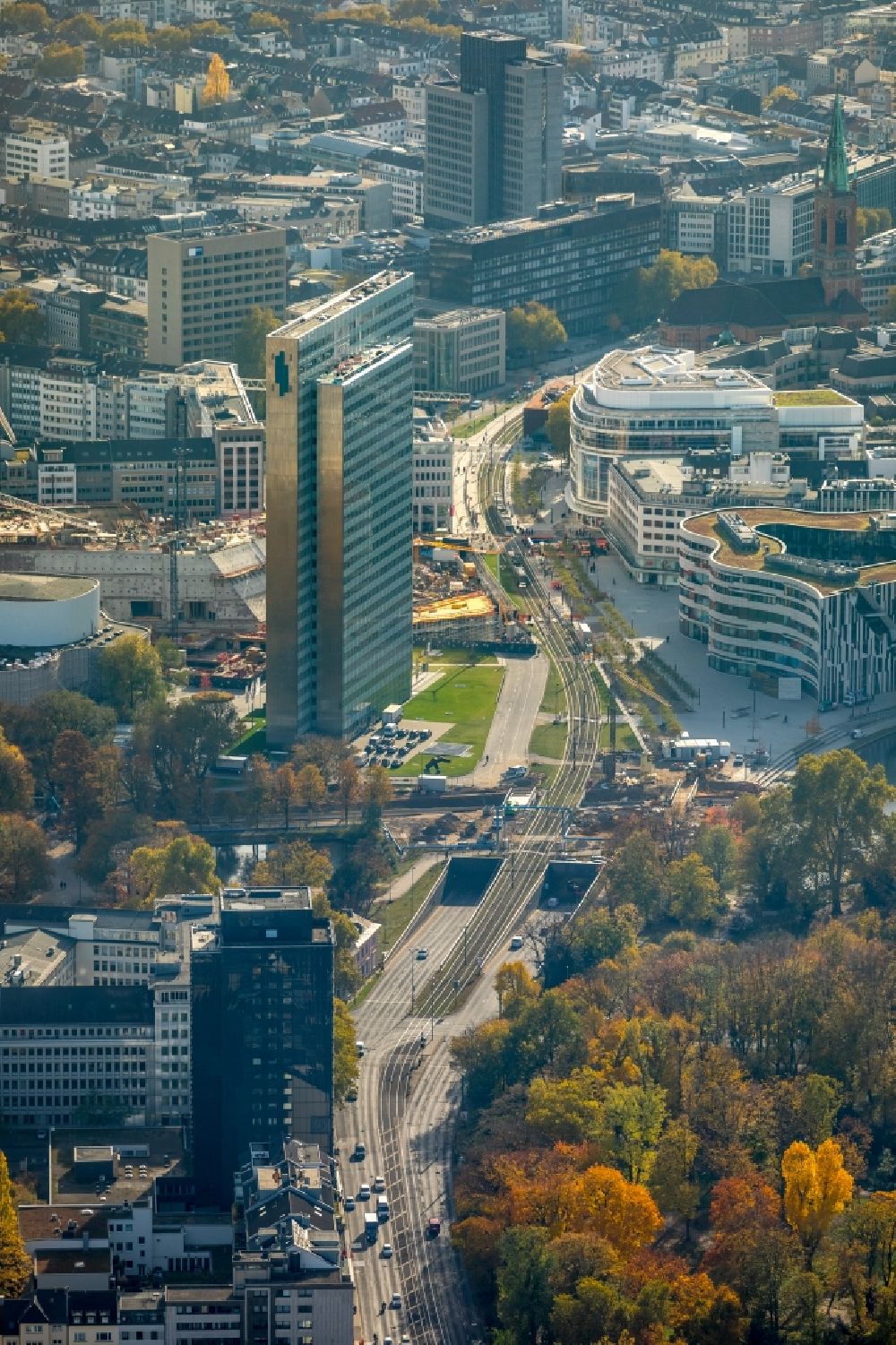Luftbild Düsseldorf - Baustelle zum Neubau des Kö- Tunnels im Bereich des Kö-Bogen am Hochhaus Dreischeibenhaus entlang der Berliner Allee in Düsseldorf im Bundesland Nordrhein-Westfalen