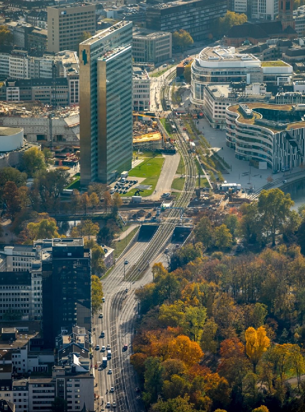 Luftaufnahme Düsseldorf - Baustelle zum Neubau des Kö- Tunnels im Bereich des Kö-Bogen am Hochhaus Dreischeibenhaus entlang der Berliner Allee in Düsseldorf im Bundesland Nordrhein-Westfalen