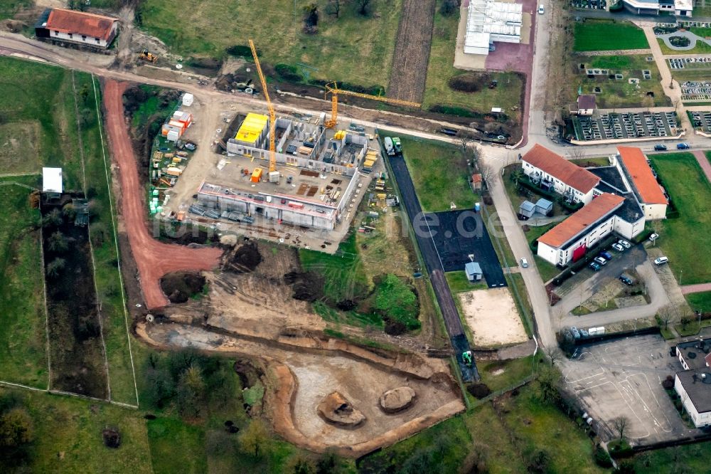 Luftaufnahme Rust - Baustelle zum Neubau der Veranstaltungshalle Rheingießenhalle in Rust im Bundesland Baden-Württemberg, Deutschland