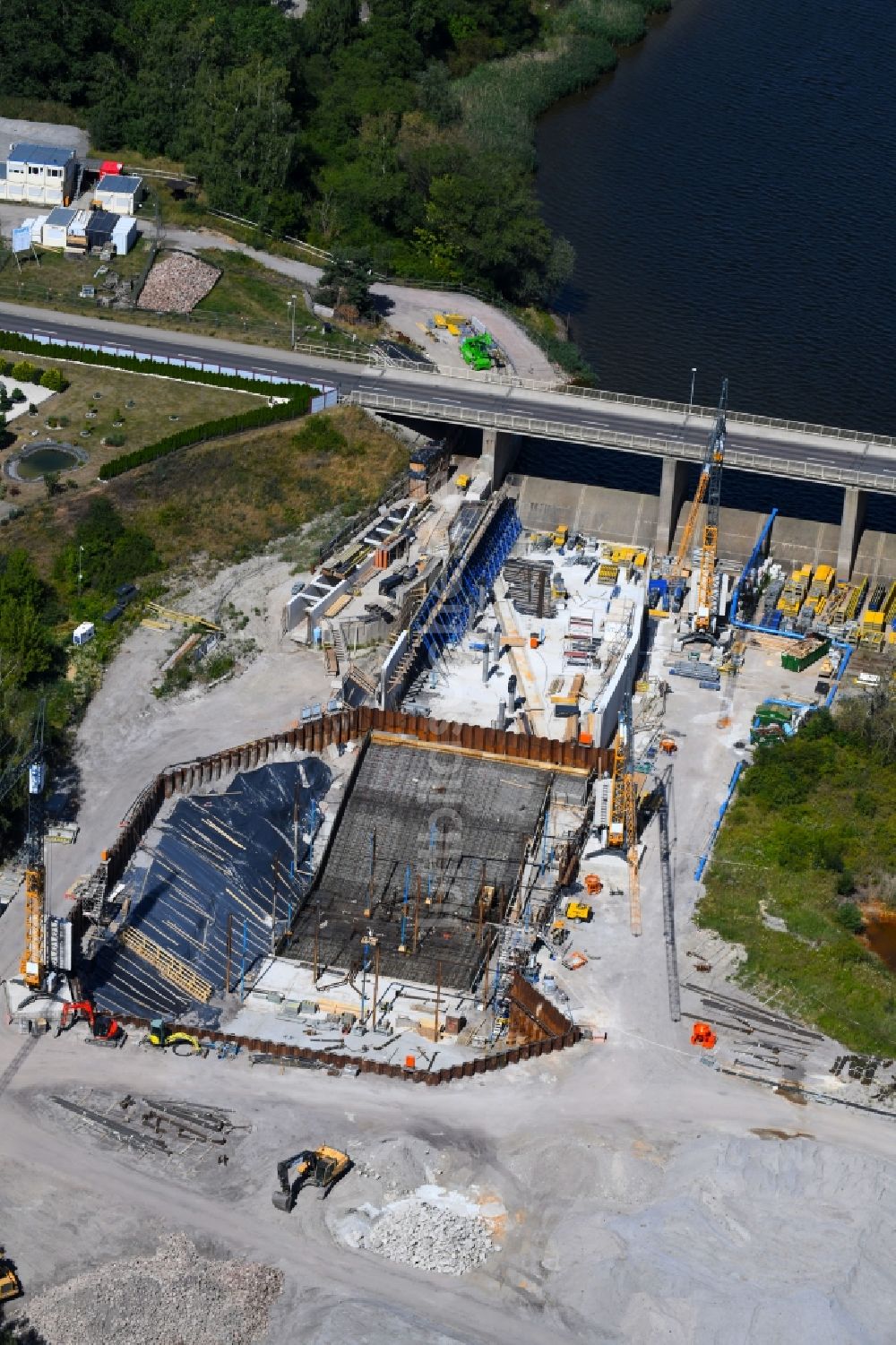 Luftaufnahme Muldestausee - Baustelle zum Neubau Wasserkraftwerk am Muldestausee- Auslauf in Muldestausee im Bundesland Sachsen-Anhalt, Deutschland