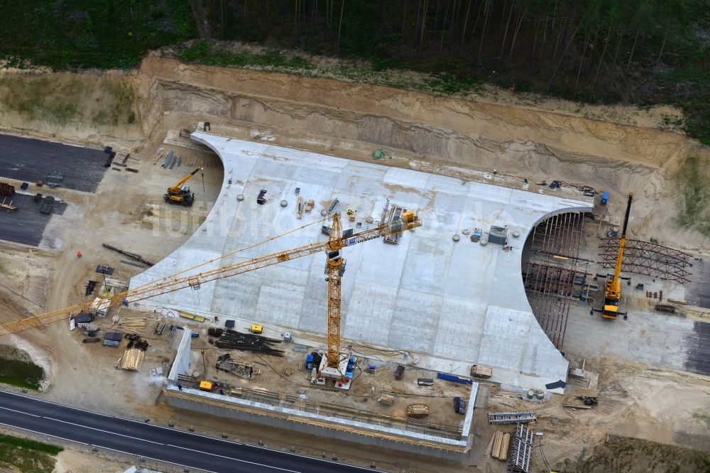 Luftbild Karstädt - Baustelle zum Neubau einer Wildbrücke über den Verlauf der Autobahn BAB A14 bei Karstädt im Bundesland Brandenburg