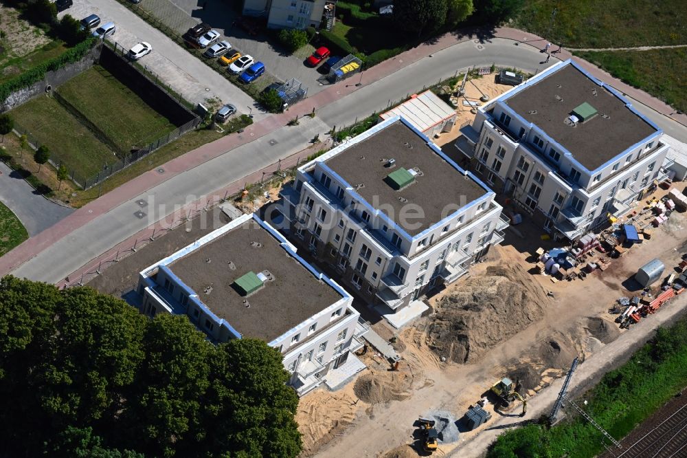 Luftbild Bergfelde - Baustelle zum Neubau eines Wohn- und Geschäftshauses an der Brückenstraße in Bergfelde im Bundesland Brandenburg, Deutschland