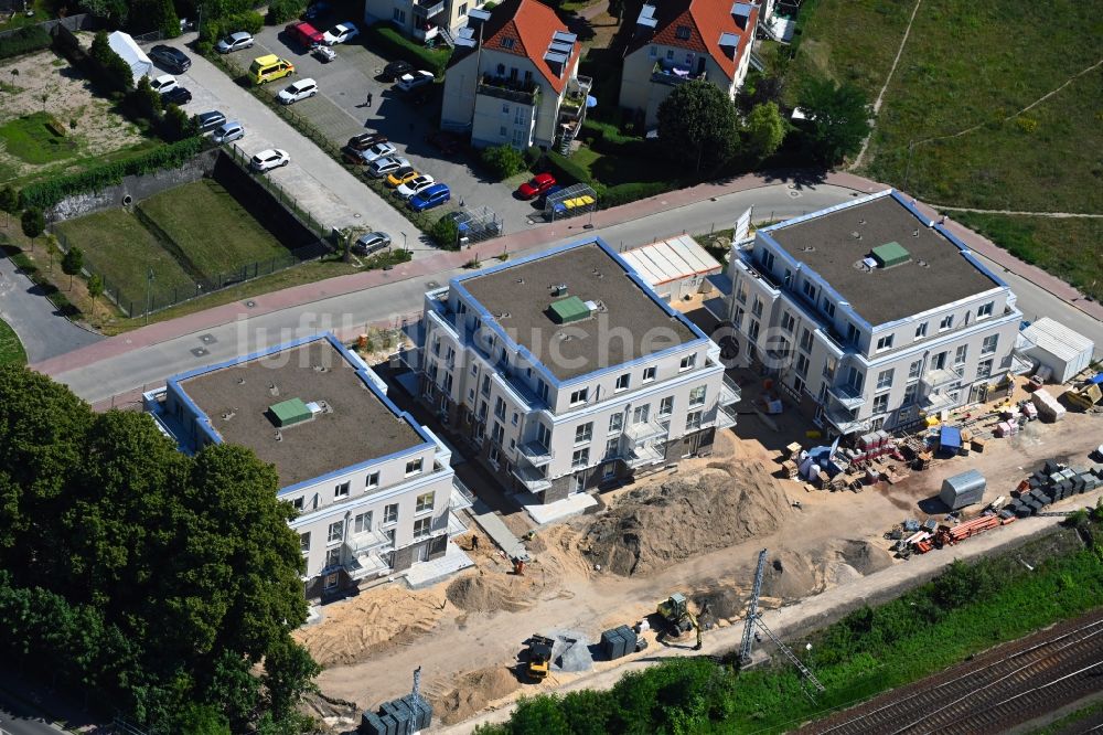Luftaufnahme Bergfelde - Baustelle zum Neubau eines Wohn- und Geschäftshauses an der Brückenstraße in Bergfelde im Bundesland Brandenburg, Deutschland