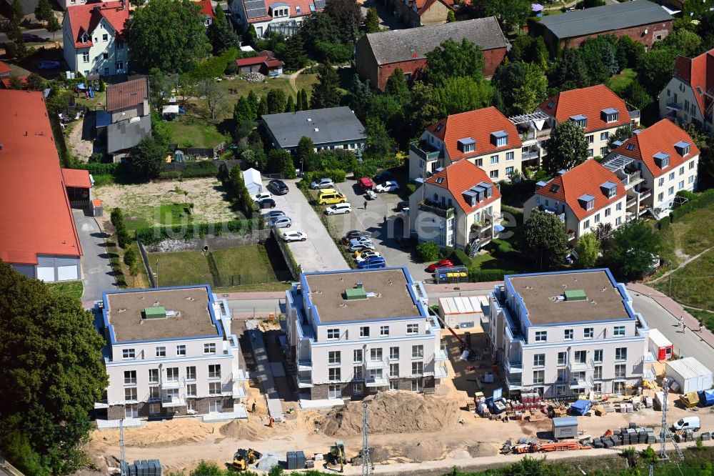 Bergfelde von oben - Baustelle zum Neubau eines Wohn- und Geschäftshauses an der Brückenstraße in Bergfelde im Bundesland Brandenburg, Deutschland