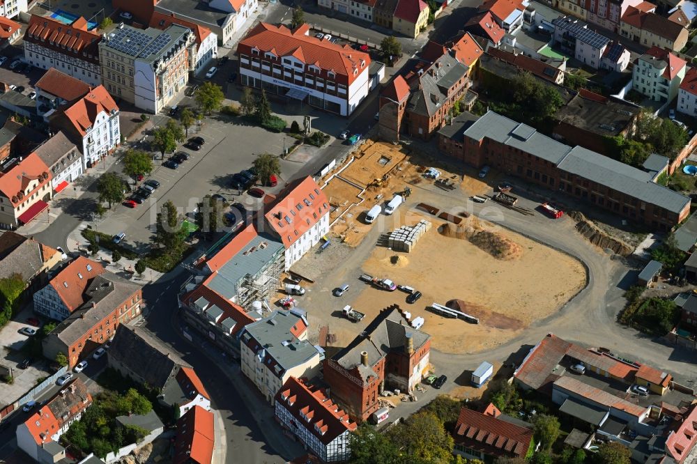 Luftaufnahme Burg - Baustelle zum Neubau eines Wohn- und Geschäftshauses an der Brüderstraße in Burg im Bundesland Sachsen-Anhalt, Deutschland