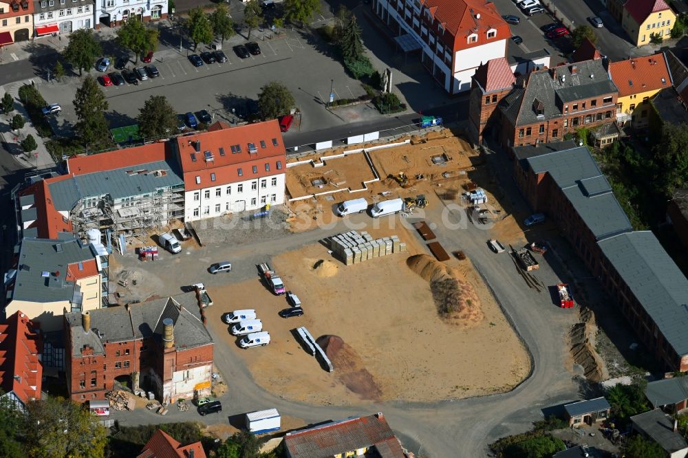 Burg von oben - Baustelle zum Neubau eines Wohn- und Geschäftshauses an der Brüderstraße in Burg im Bundesland Sachsen-Anhalt, Deutschland