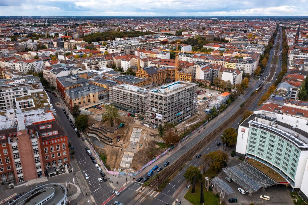 Berlin von oben - Baustelle zum Neubau eines Wohn- und Geschäftshauses Bötzow Berlin in Berlin, Deutschland