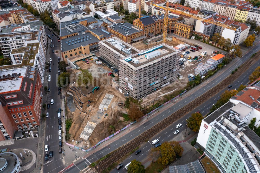 Luftbild Berlin - Baustelle zum Neubau eines Wohn- und Geschäftshauses Bötzow Berlin in Berlin, Deutschland