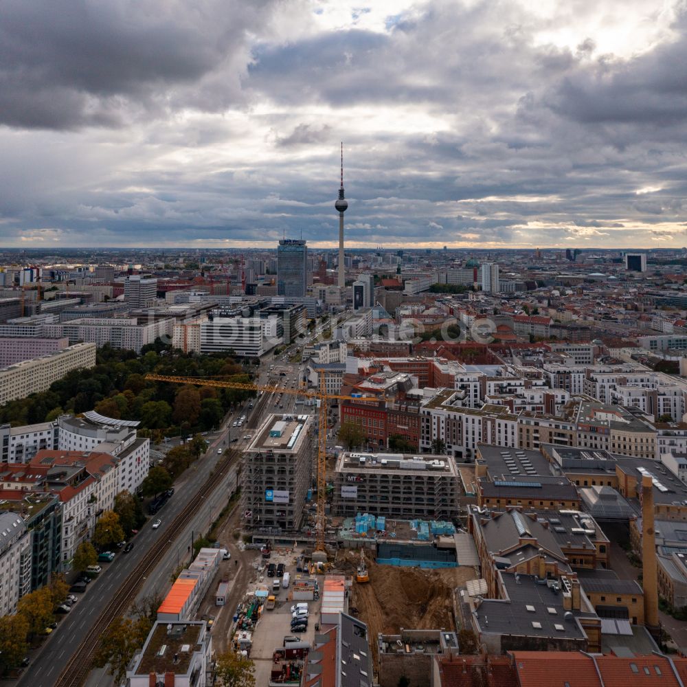 Berlin aus der Vogelperspektive: Baustelle zum Neubau eines Wohn- und Geschäftshauses Bötzow Berlin in Berlin, Deutschland
