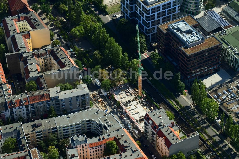 Luftaufnahme Berlin - Baustelle zum Neubau eines Wohn- und Geschäftshauses an der Ebersstraße im Ortsteil Schöneberg in Berlin, Deutschland