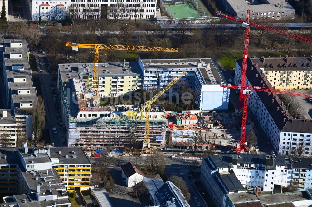 Luftbild München - Baustelle zum Neubau eines Wohn- und Geschäftshauses eins8eins im Ortsteil Sendling-Westpark in München im Bundesland Bayern, Deutschland