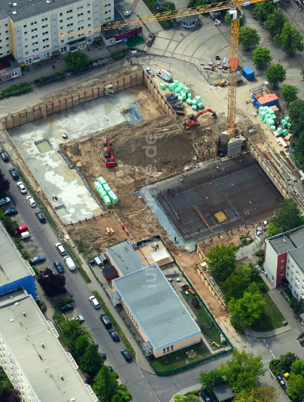 Luftaufnahme Berlin - Baustelle zum Neubau eines Wohn- und Geschäftshauses am Kastanienboulevard im Ortsteil Hellersdorf in Berlin, Deutschland
