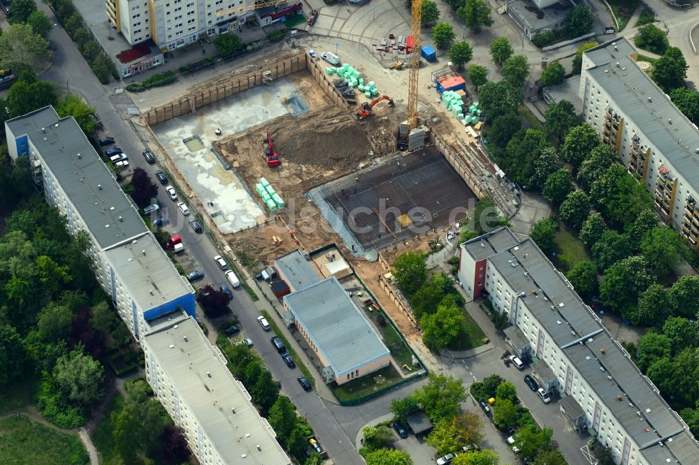 Berlin von oben - Baustelle zum Neubau eines Wohn- und Geschäftshauses am Kastanienboulevard im Ortsteil Hellersdorf in Berlin, Deutschland