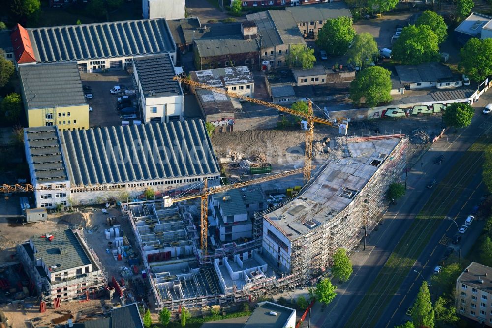 Luftbild Berlin - Baustelle zum Neubau eines Wohn- und Geschäftshauses an der Mahlsdorfer Straße - Hirtenstraße im Ortsteil Köpenick in Berlin, Deutschland