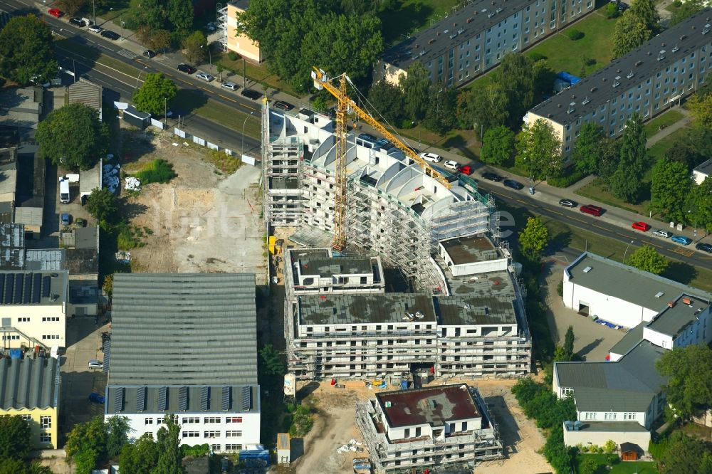 Berlin von oben - Baustelle zum Neubau eines Wohn- und Geschäftshauses an der Mahlsdorfer Straße - Hirtenstraße im Ortsteil Köpenick in Berlin, Deutschland
