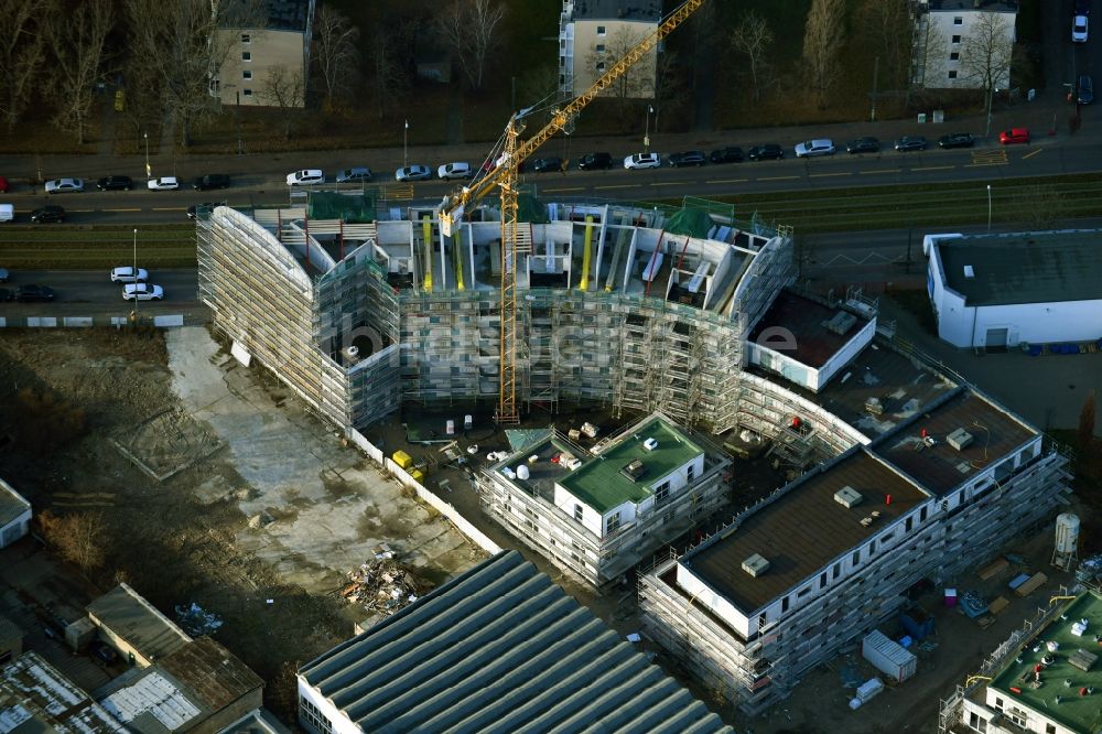Luftaufnahme Berlin - Baustelle zum Neubau eines Wohn- und Geschäftshauses an der Mahlsdorfer Straße - Hirtenstraße im Ortsteil Köpenick in Berlin, Deutschland