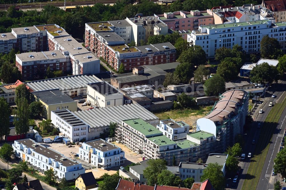 Luftbild Berlin - Baustelle zum Neubau eines Wohn- und Geschäftshauses an der Mahlsdorfer Straße - Hirtenstraße im Ortsteil Köpenick in Berlin, Deutschland