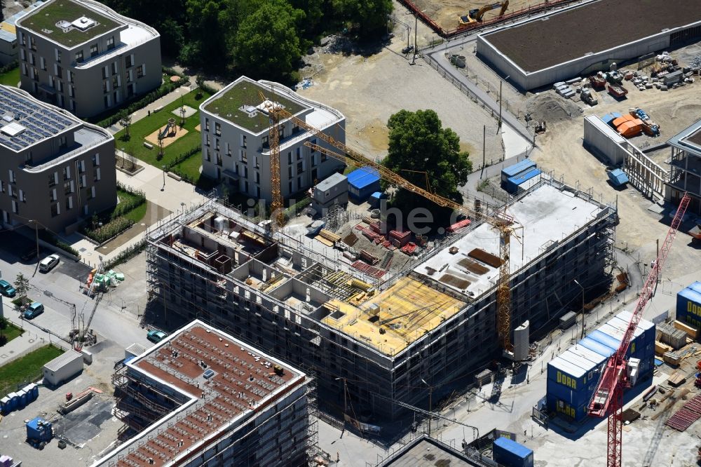 Luftbild München - Baustelle zum Neubau eines Wohn- und Geschäftshauses an der Max-Bill-Straße im Ortsteil Schwabing-Freimann in München im Bundesland Bayern, Deutschland