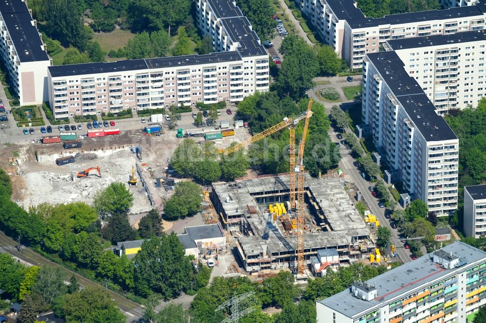 Berlin von oben - Baustelle zum Neubau eines Wohn- und Geschäftshauses am Mühlengrund im Ortsteil Hohenschönhausen in Berlin, Deutschland