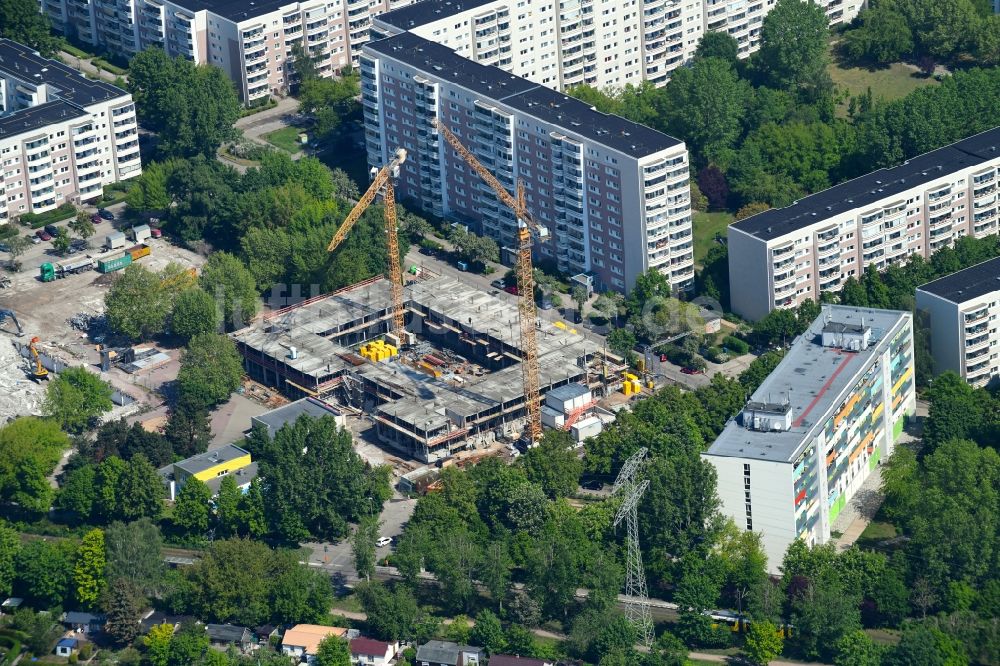 Luftbild Berlin - Baustelle zum Neubau eines Wohn- und Geschäftshauses am Mühlengrund im Ortsteil Hohenschönhausen in Berlin, Deutschland