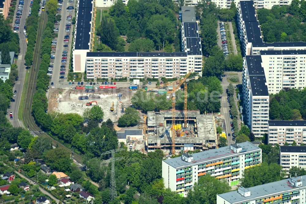 Luftbild Berlin - Baustelle zum Neubau eines Wohn- und Geschäftshauses am Mühlengrund im Ortsteil Hohenschönhausen in Berlin, Deutschland
