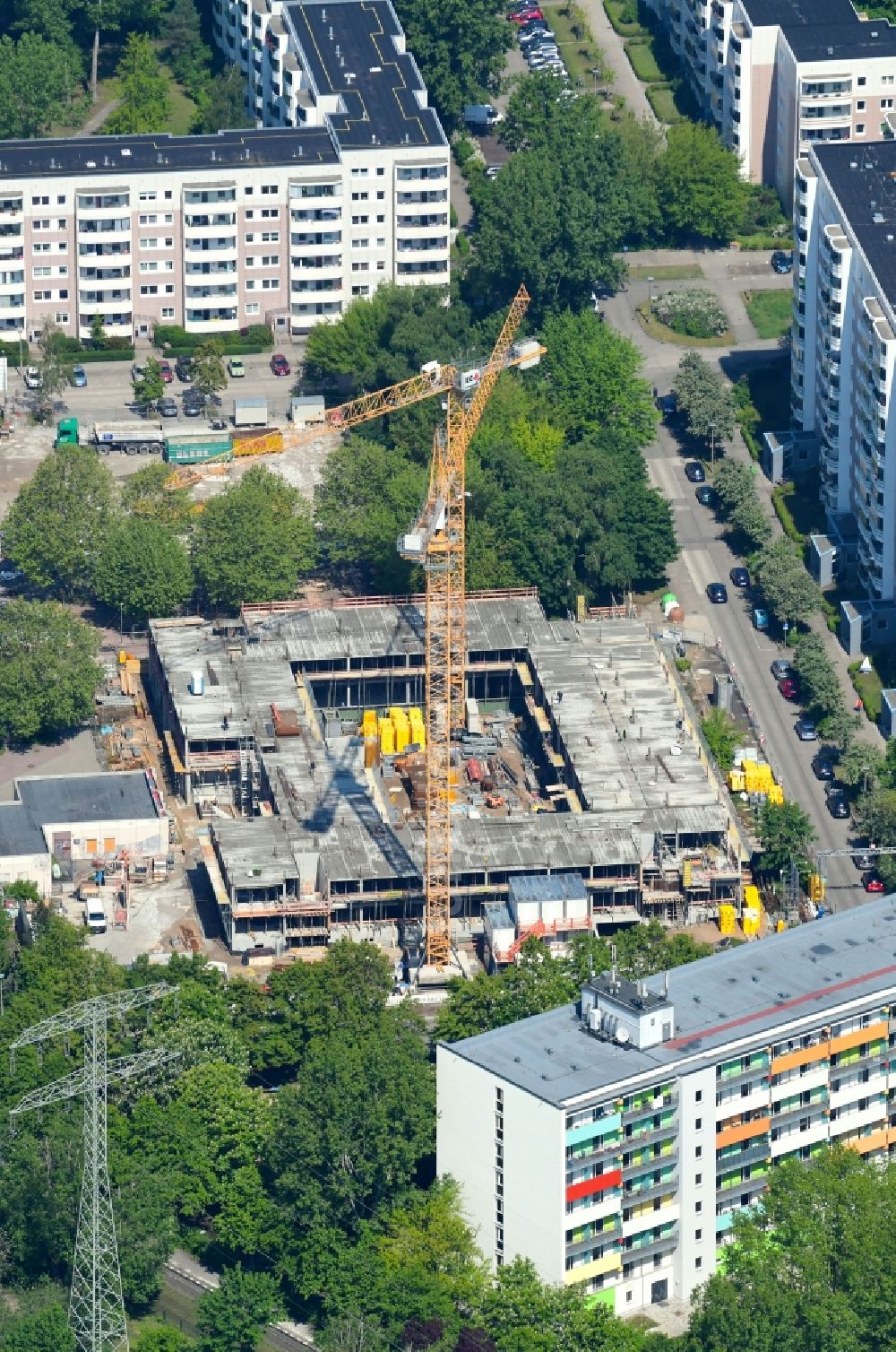 Luftaufnahme Berlin - Baustelle zum Neubau eines Wohn- und Geschäftshauses am Mühlengrund im Ortsteil Hohenschönhausen in Berlin, Deutschland