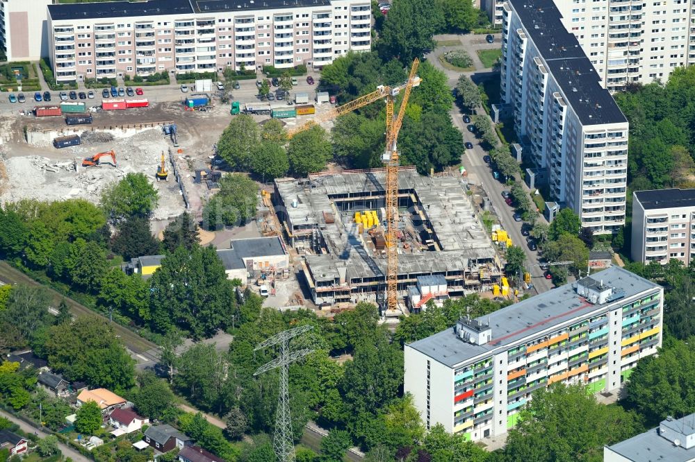 Berlin von oben - Baustelle zum Neubau eines Wohn- und Geschäftshauses am Mühlengrund im Ortsteil Hohenschönhausen in Berlin, Deutschland