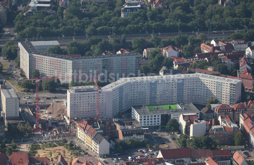 Erfurt von oben - Baustelle zum Neubau eines Wohn- und Geschäftshauses an der Neuwerkstraße - Juri-Gagarin-Ring in Erfurt im Bundesland Thüringen, Deutschland