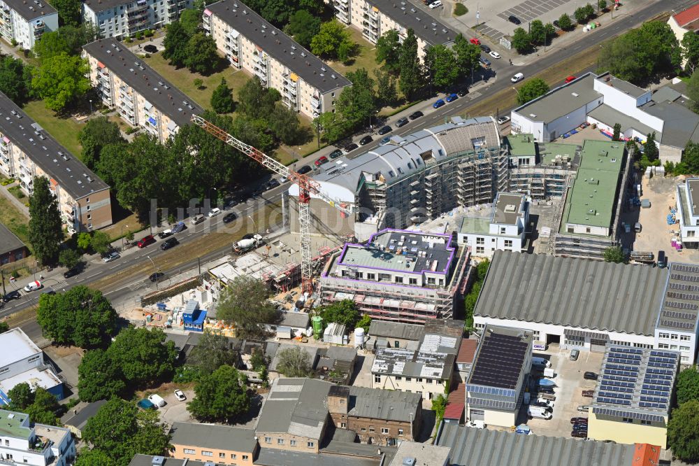 Luftbild Berlin - Baustelle zum Neubau eines Wohn- und Geschäftshauses im Ortsteil Köpenick in Berlin, Deutschland