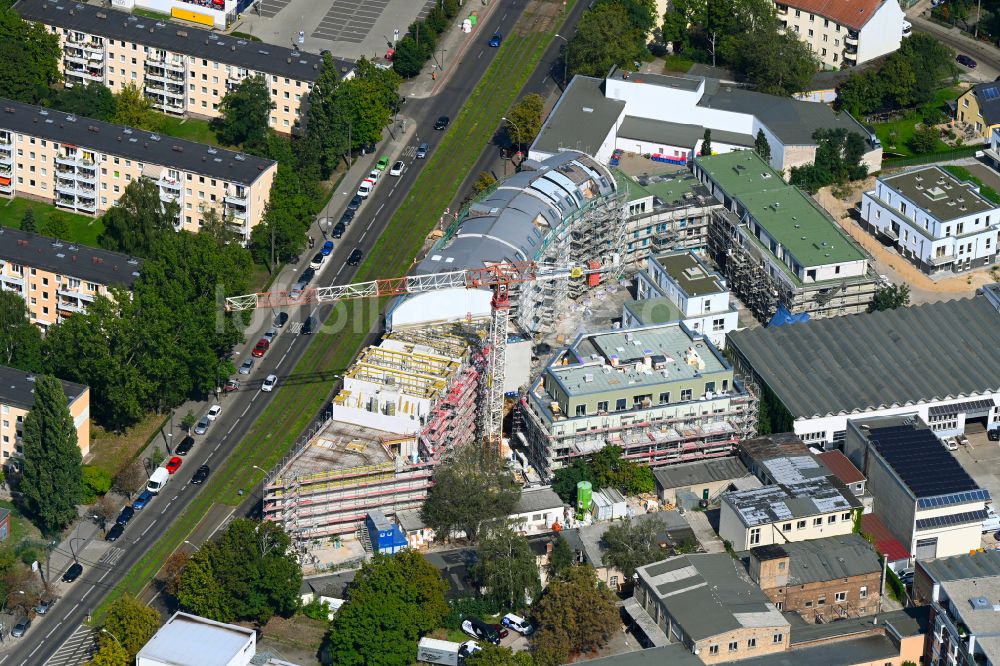 Berlin von oben - Baustelle zum Neubau eines Wohn- und Geschäftshauses im Ortsteil Köpenick in Berlin, Deutschland