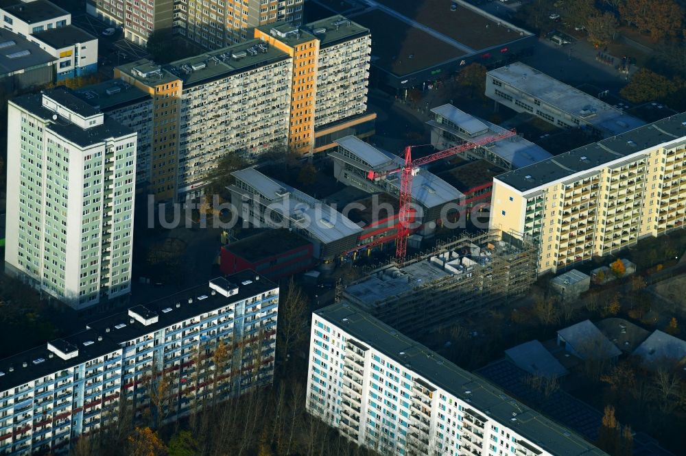 Luftbild Berlin - Baustelle zum Neubau eines Wohn- und Geschäftshauses im Ortsteil Lichtenberg in Berlin, Deutschland