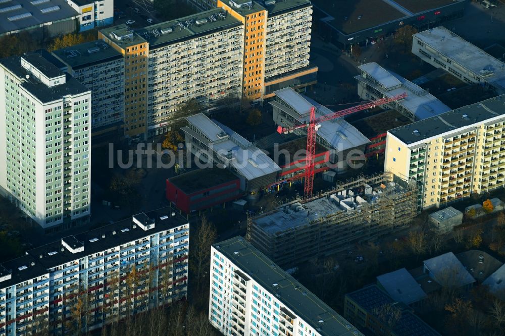 Luftaufnahme Berlin - Baustelle zum Neubau eines Wohn- und Geschäftshauses im Ortsteil Lichtenberg in Berlin, Deutschland
