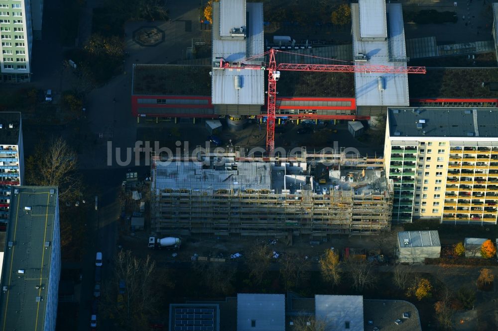 Berlin von oben - Baustelle zum Neubau eines Wohn- und Geschäftshauses im Ortsteil Lichtenberg in Berlin, Deutschland