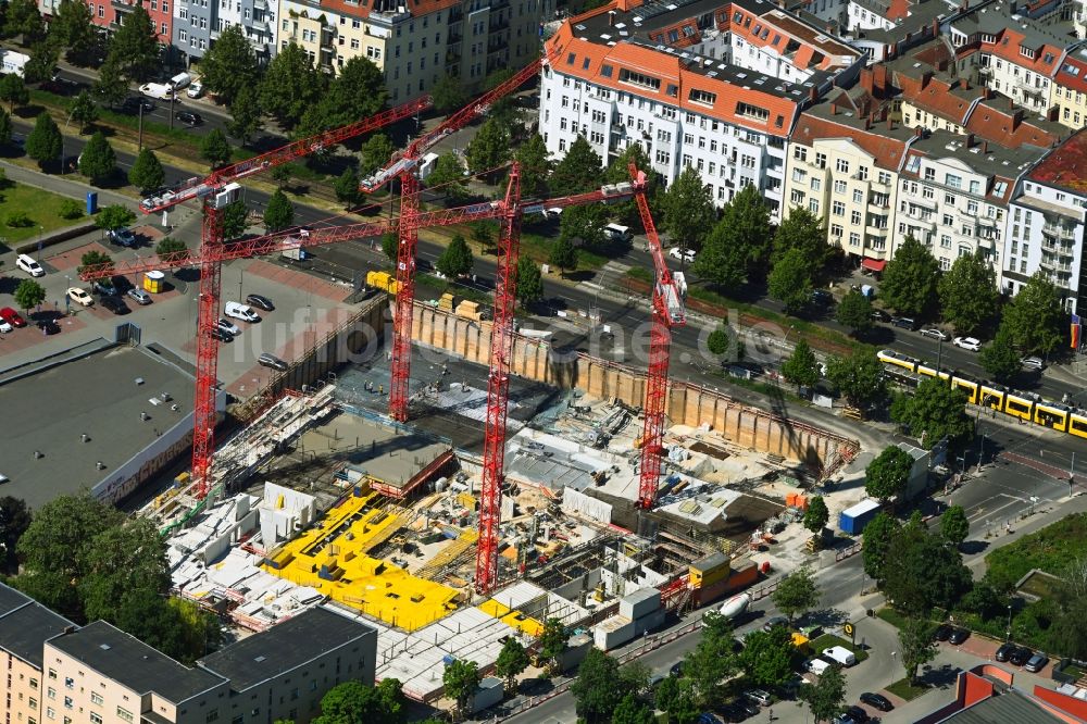 Luftaufnahme Berlin - Baustelle zum Neubau eines Wohn- und Geschäftshauses im Ortsteil Prenzlauer Berg in Berlin, Deutschland