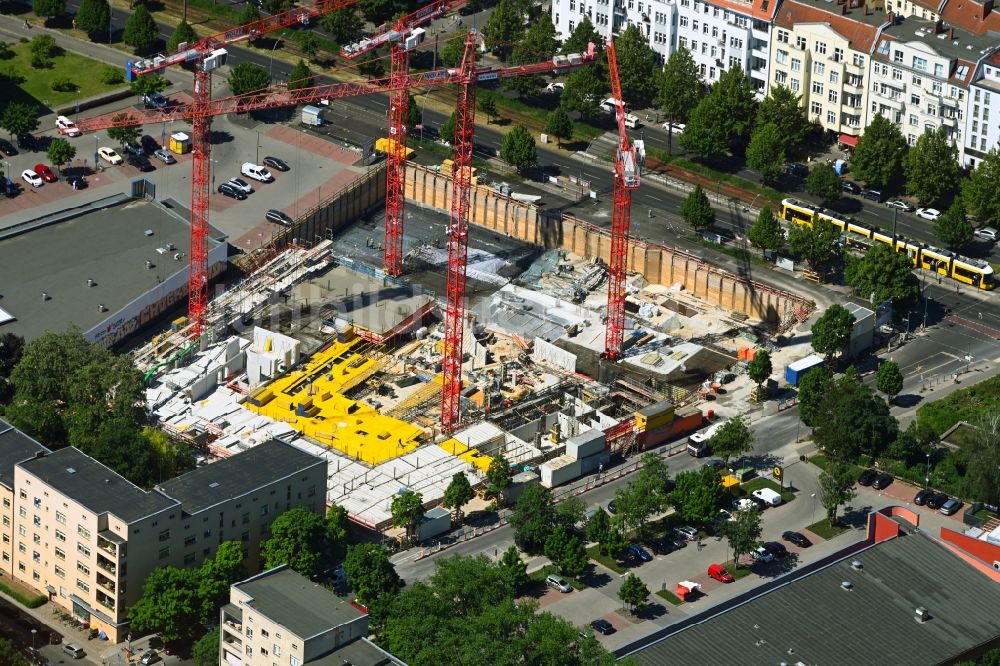 Luftbild Berlin - Baustelle zum Neubau eines Wohn- und Geschäftshauses im Ortsteil Prenzlauer Berg in Berlin, Deutschland
