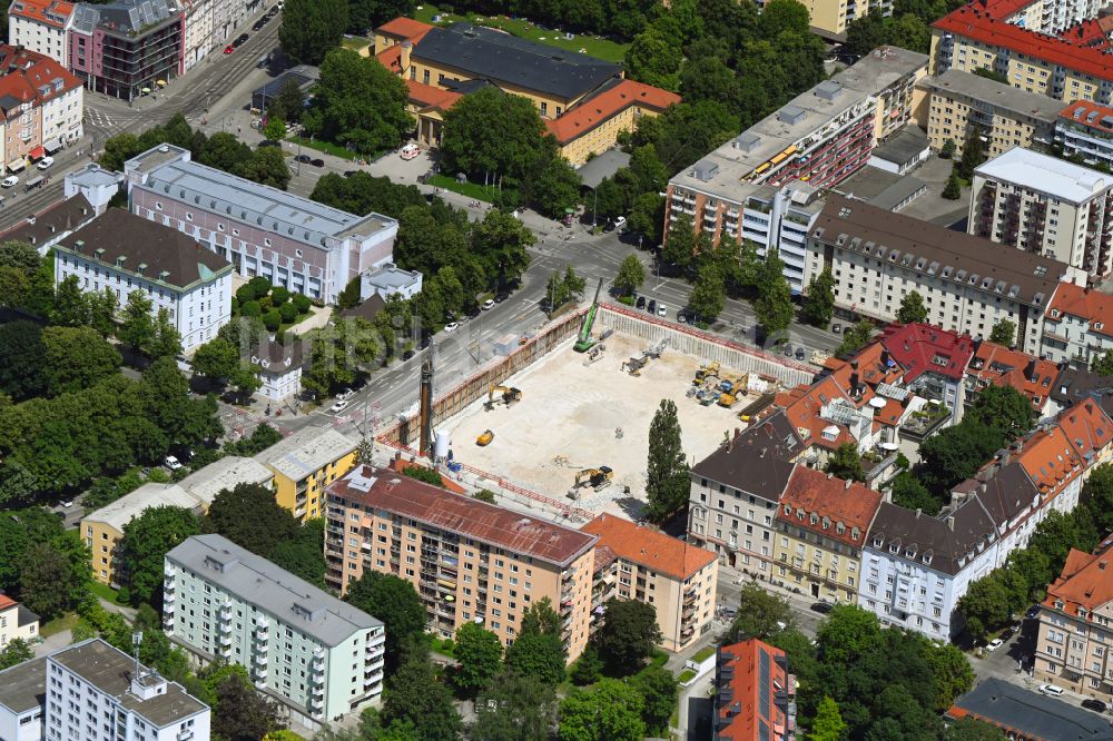 München von oben - Baustelle zum Neubau eines Wohn- und Geschäftshauses im Ortsteil Schwabing-West in München im Bundesland Bayern, Deutschland