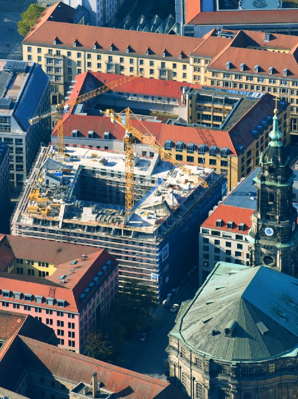 Dresden von oben - Baustelle zum Neubau eines Wohn- und Geschäftshauses im Ortsteil Zentrum in Dresden im Bundesland Sachsen, Deutschland