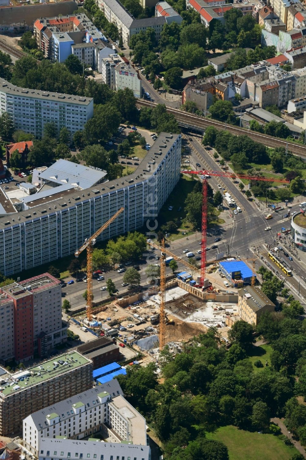 Berlin von oben - Baustelle zum Neubau eines Wohn- und Geschäftshauses an der Rathausstraße im Ortsteil Lichtenberg in Berlin, Deutschland