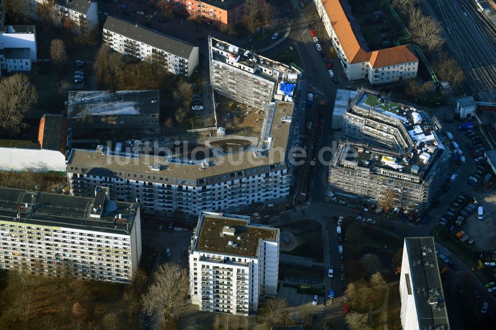 Berlin von oben - Baustelle zum Neubau eines Wohn- und Geschäftshauses an der Rathausstraße im Ortsteil Lichtenberg in Berlin, Deutschland