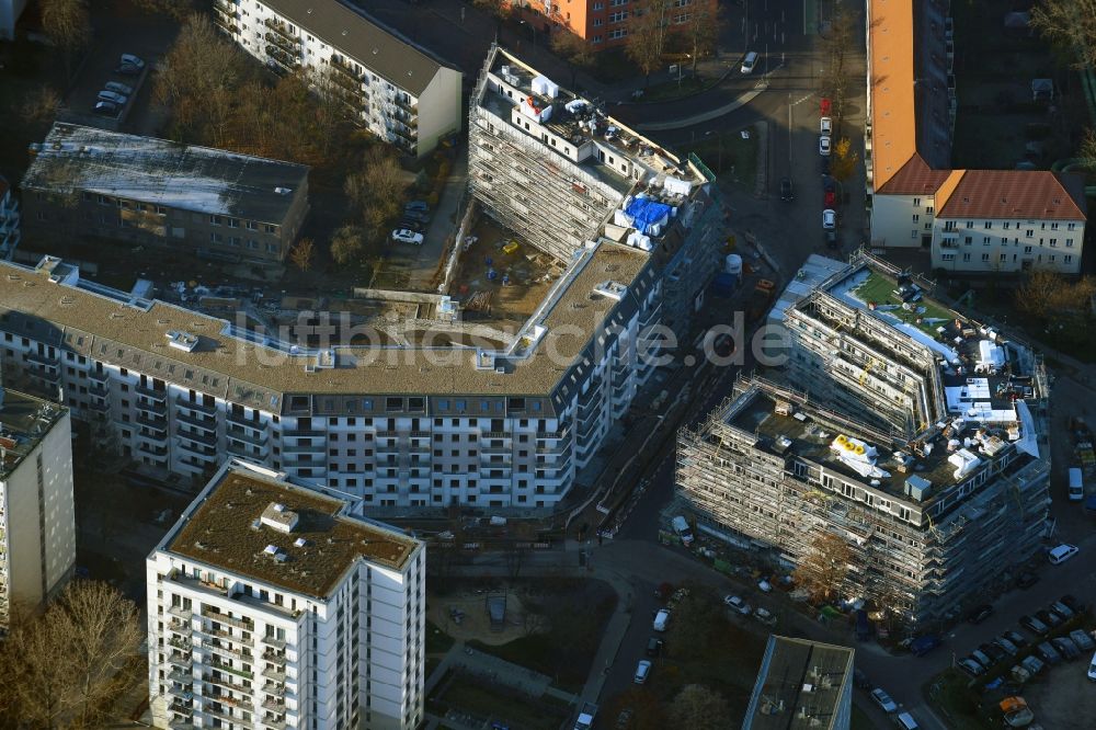 Luftbild Berlin - Baustelle zum Neubau eines Wohn- und Geschäftshauses an der Rathausstraße im Ortsteil Lichtenberg in Berlin, Deutschland