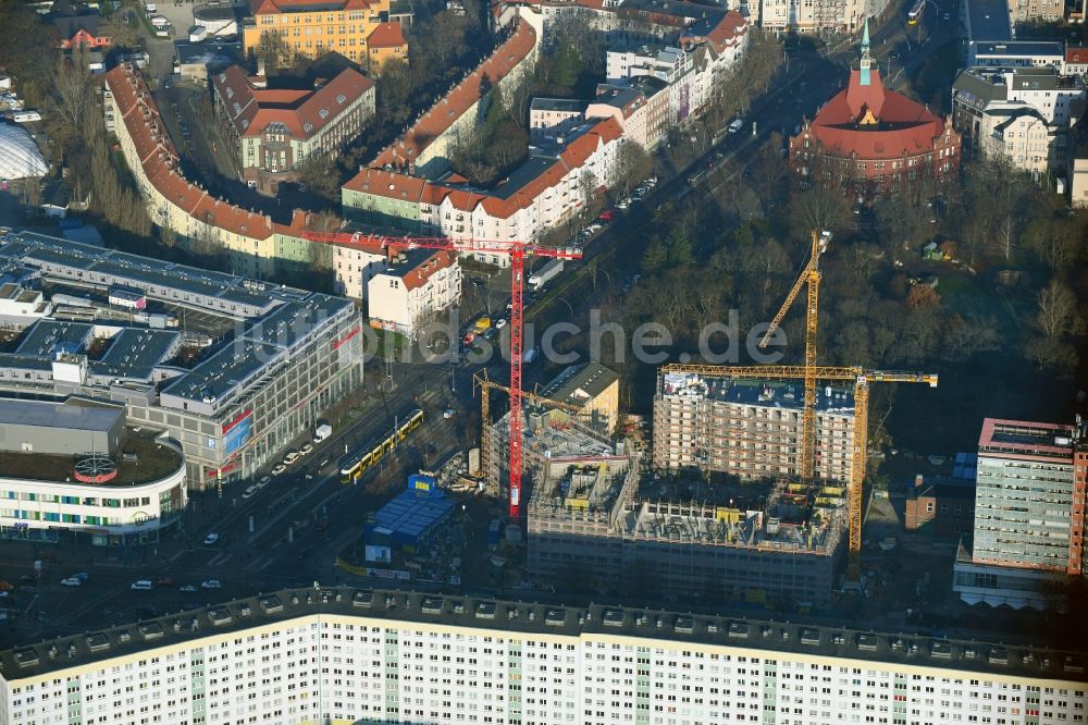 Luftbild Berlin - Baustelle zum Neubau eines Wohn- und Geschäftshauses an der Rathausstraße im Ortsteil Lichtenberg in Berlin, Deutschland