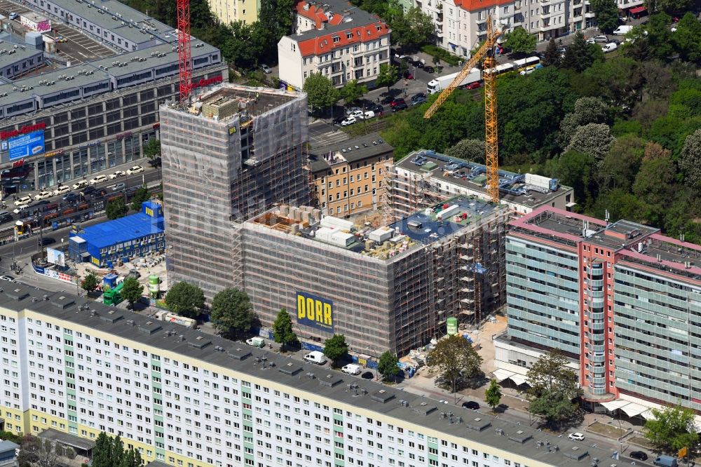 Luftaufnahme Berlin - Baustelle zum Neubau eines Wohn- und Geschäftshauses an der Rathausstraße im Ortsteil Lichtenberg in Berlin, Deutschland
