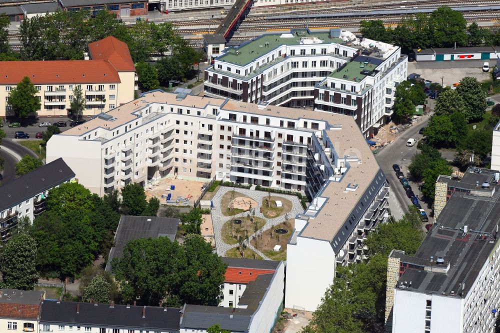 Luftaufnahme Berlin - Baustelle zum Neubau eines Wohn- und Geschäftshauses an der Rathausstraße im Ortsteil Lichtenberg in Berlin, Deutschland