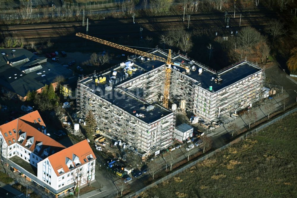 Luftaufnahme Falkensee - Baustelle zum Neubau eines Wohn- und Geschäftshauses Schwartzkopffstraße Ecke Leipziger Straße in Falkensee im Bundesland Brandenburg, Deutschland