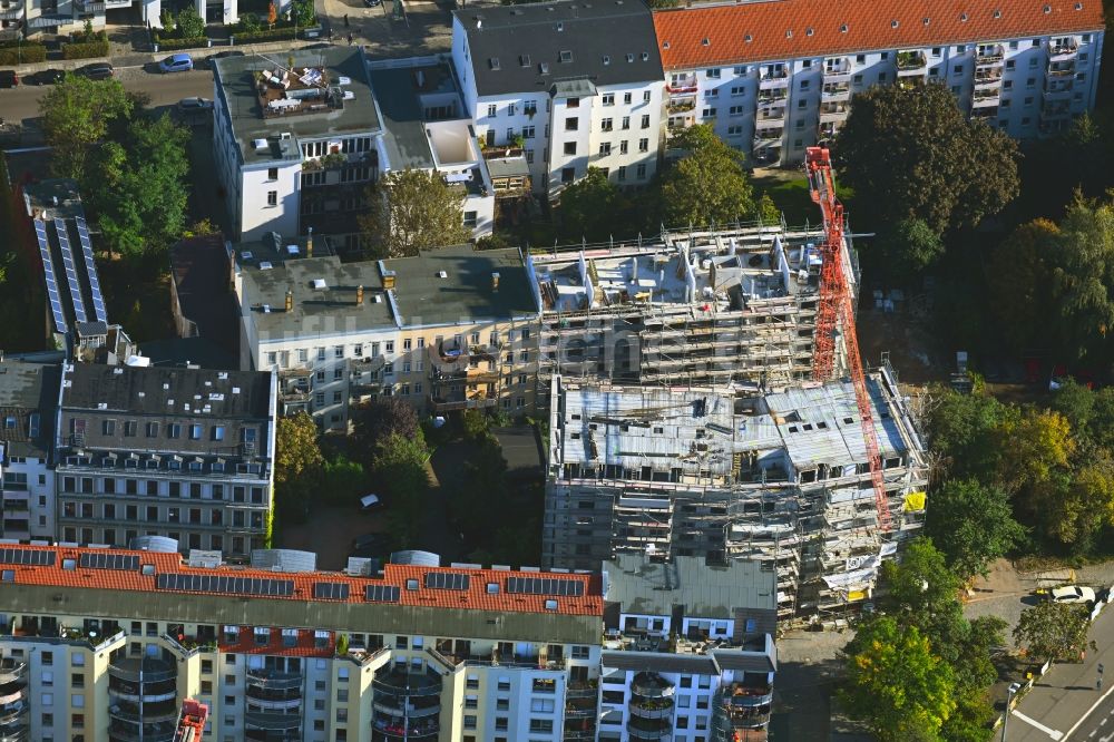 Leipzig aus der Vogelperspektive: Baustelle zum Neubau eines Wohnhauses an der Alexanderstraße in Leipzig im Bundesland Sachsen, Deutschland