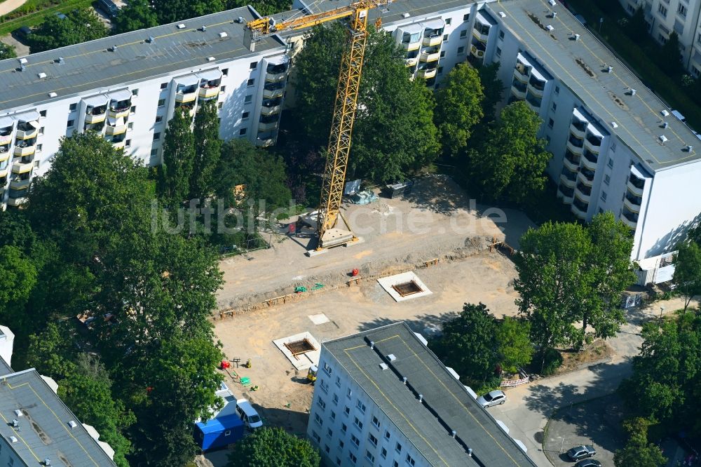 Luftaufnahme Berlin - Baustelle zum Neubau eines Wohnhauses an der Atzpodienstraße - Gotlindestraße in Berlin, Deutschland