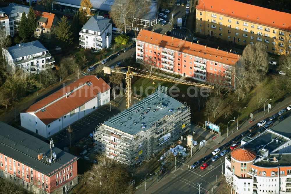 Luftaufnahme Berlin - Baustelle zum Neubau eines Wohnhauses an der Bahnhofstraße im Ortsteil Köpenick in Berlin, Deutschland