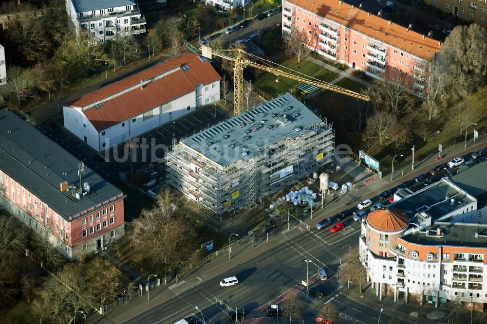 Berlin aus der Vogelperspektive: Baustelle zum Neubau eines Wohnhauses an der Bahnhofstraße im Ortsteil Köpenick in Berlin, Deutschland